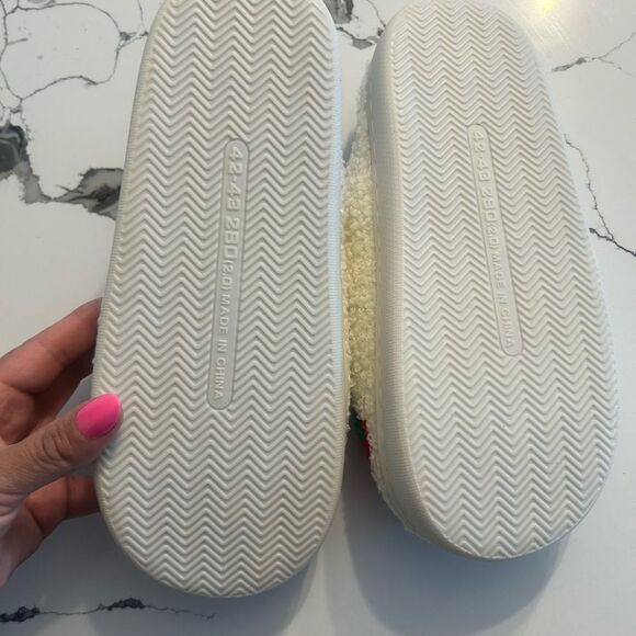 Cozy Strawberry Pattern Slippers NWT - Picture 2 of 3